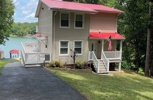 Huddleston House | Charming SML lake front 3-bedroom house with WiFi and AC in beautiful Huddleston