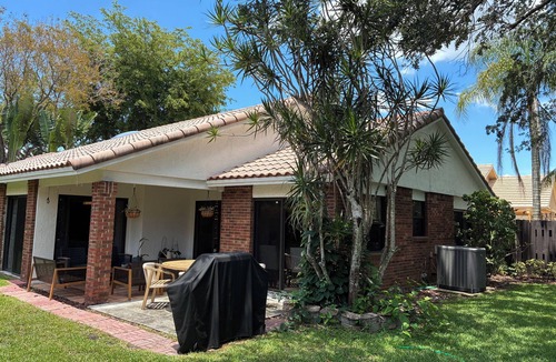 Cooper City House | Charming South Florida bungalow 15 minutes from the World Cup Stadium