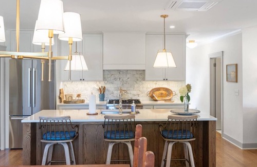 Manito House | Charming South Hill Craftsman Retreat near downtown—4BR, Smart TVs & Courtyard