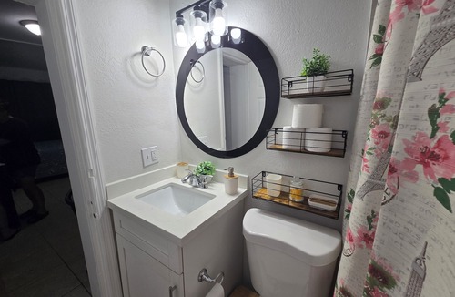 Hialeah Apartment | Charming studio ,minutes from the airport.
