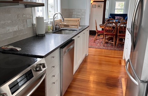 Swampscott Apartment | Charming Swampscott Retreat 2BR AC Spa-Style Amenities
