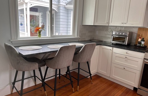 Swampscott Apartment | Charming Swampscott Retreat 2BR AC Spa-Style Amenities