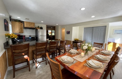 Victor House | Charming, Updated 4BR 2BA Farmhouse in Heart of NRG National Park