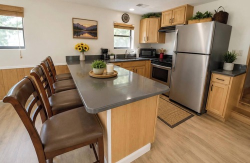 Victor House | Charming, Updated 4BR 2BA Farmhouse in Heart of NRG National Park