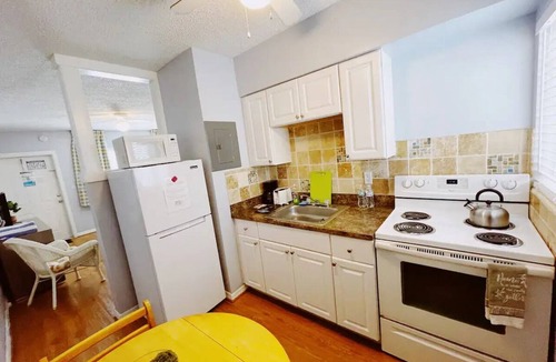 Lauderdale-by-the-Sea Apartment | Charming Deluxe King Apt, Free Parking & Pool - -Walk to Beach!