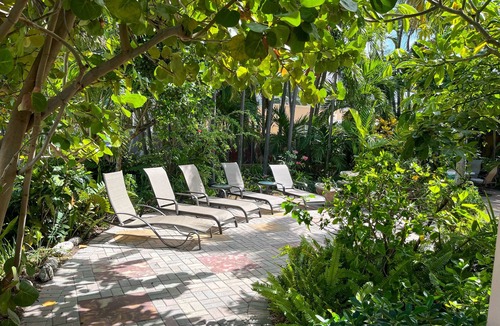 Hollywood Villa | Charming villa with a patio - 1/2 block to Hollywood Beach