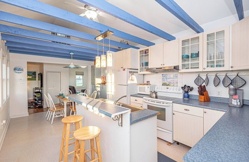 Fishing Creek House | Charming Waterfront Farmhouse 10 minutes from Blackwater NWR - Pet Friendly