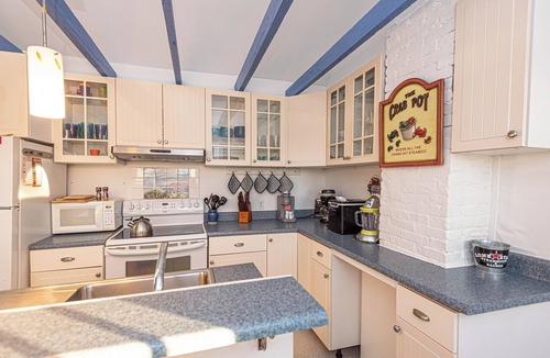 Fishing Creek House | Charming Waterfront Farmhouse 10 minutes from Blackwater NWR - Pet Friendly