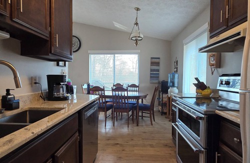 Merifield Acres House | Charming waterfront retreat on Buggs Island/Kerr Lake—perfect lakeside living!