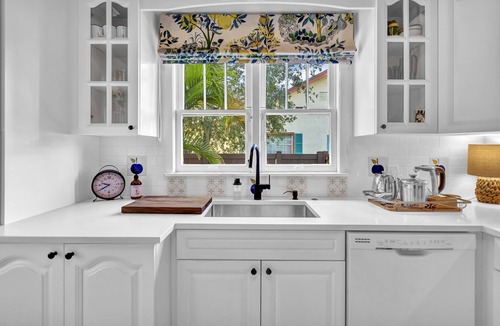 Del-Ida Park Historic District Cottage | Chateau Mango, historic cottage with a pool!