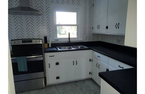 Barracks Rugby House | Cheerful 3 bedroom home with indoor fireplace