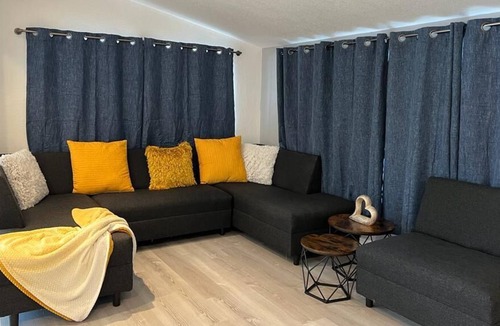 North Central Hollywood House | Cheerful 4 Bedroom House with pool at Hollywood
