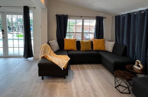 North Central Hollywood House | Cheerful 4 Bedroom House with pool at Hollywood