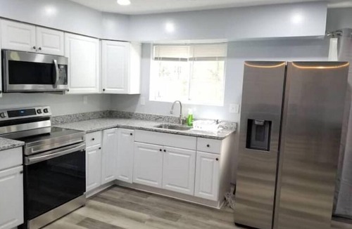 Waldorf House | Cheerful 6 bedroom House with free parking wldf