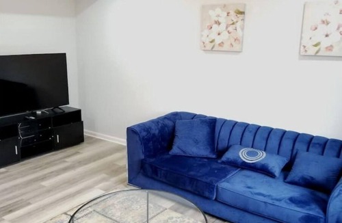 Waldorf House | Cheerful 6 bedroom House with free parking wldf