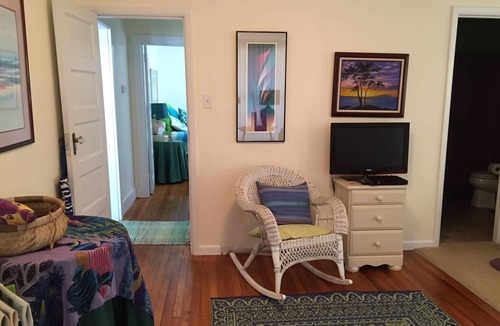 Issue Cottage | Cheerful Waterfront Cottage With Perfect Porch For Viewing