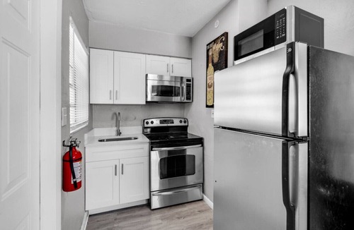 Dania Beach Condo | Chic 1BR Getaway Near FLL Airport + 6 MN to Ocean