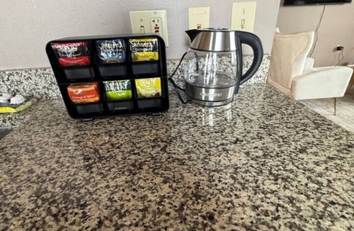Downtown Cleveland Apartment | Chic Almafi Lux Suite/Downtown Cleveland