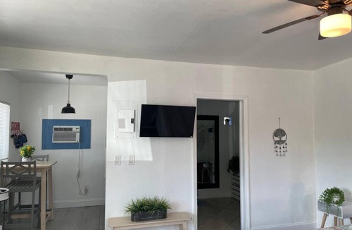 Coral Way Apartment | Chic and Comfortable Studio Free Street Parking