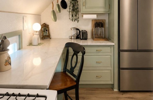 Lancaster Apartment | Chic apartment in Lancaster, NY with A/C