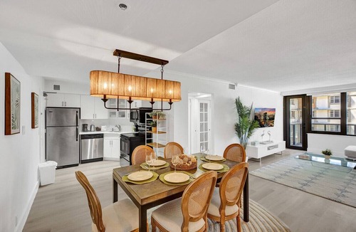 Mid Beach Apartment | Chic Coastal Getaway Steps to the Beach with Resort Amenities, Pools, Sauna & Gym 708