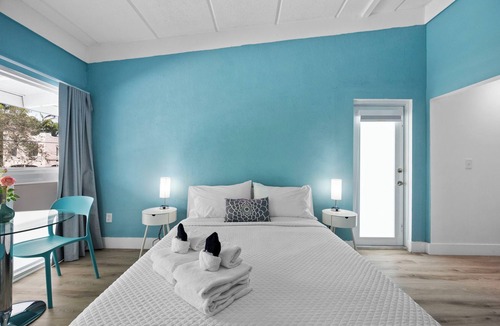 Northeast Miami Hotel | Chic Hotel in Vibrant Miami with Free Pool, WiFi, Coffee and Bagels - BOOK NOW!