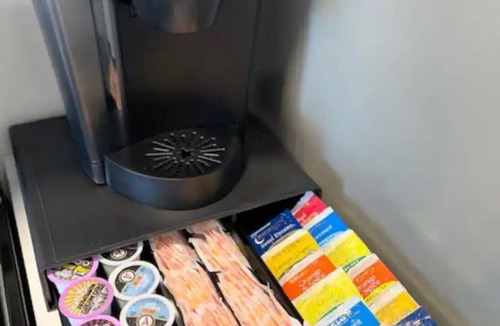 Elizabeth Apartment | Chic King 1BR Near NYC & MetLife