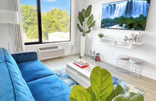 Elizabeth Apartment | Chic King 1BR Near NYC & MetLife