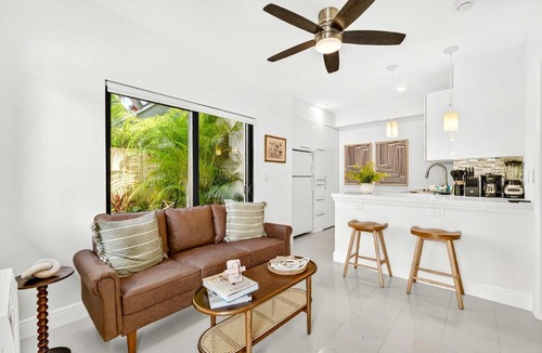 Beverly Heights Apartment | Chic Modern Studio with Queen Bed