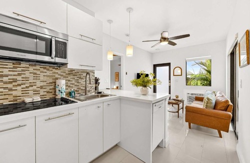 Beverly Heights Apartment | Chic Modern Studio with Queen Bed