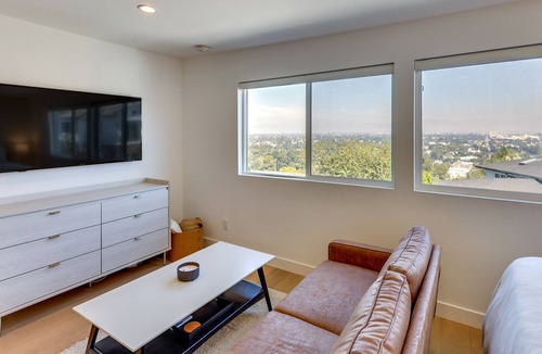 Studio City Apartment | Chic & Modern Studio City Apt w/ Mountain Views