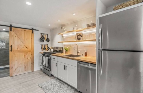 Dennis Apartment | Chic Pool Condo Near Mayflower Beach