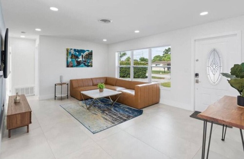 Driftwood Villa | 🏖️ Chic Retreat: 3+1BR Getaway with Guest House 🌊