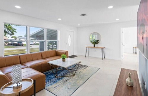 Driftwood Villa | 🏖️ Chic Retreat: 3+1BR Getaway with Guest House 🌊