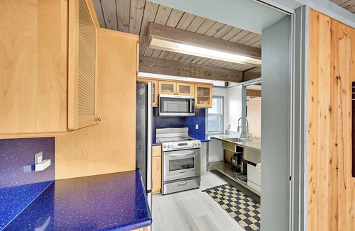 Lauderdale-by-the-Sea House | Chill Mid Century Beach Home 5 min Walk to Beach. Fun Salt-Kissed Sanctuary!