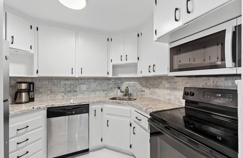 Bermuda Riviera Apartment | City Glow Suite