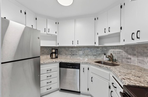 Bermuda Riviera Apartment | City Glow Suite