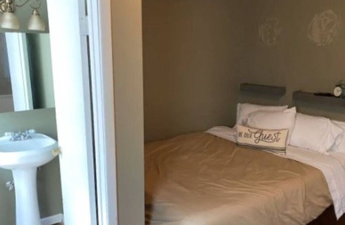 Albright Apartment | City Spot💥FREE offstreet parking/Fenced yard&A/C Pet friendly!