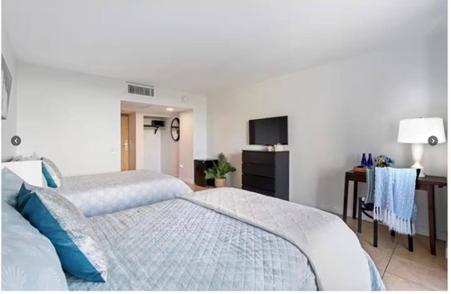 Bermuda Riviera Hotel | CityView Balcony W/2 Double Beds