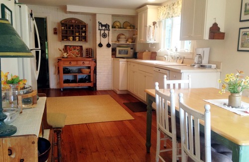 East Falmouth House | Classic Cape Cottage, Walk to Beach, Historic Menauhant Community w/Yacht Club