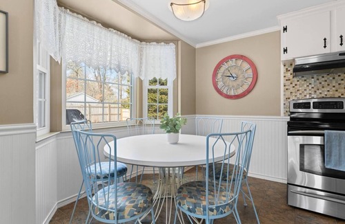 West Harwich House | Classic Cape Cottage Walk to Beach & Harwich Dwntn