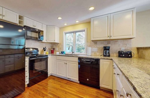 South Chatham House | Classic home with deck, patio & yard - walk to Cockle Cove & Forest Beaches