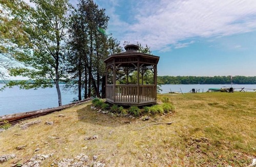 Charlotte Cottage | Classic lakefront cabin w/screened-in porch & mountain views - dogs-friendly