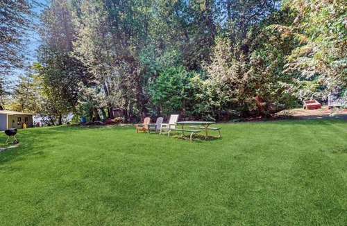 Charlotte Cottage | Classic lakefront cabin w/screened-in porch & mountain views - dogs-friendly