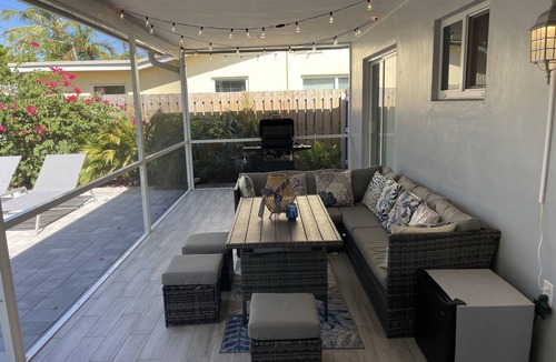 North Andrews Gardens House | Clean and modern 2BR/2Bath Jacuzzi home, beautiful Patio, minutes from the beach