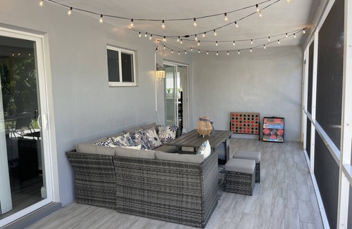 North Andrews Gardens House | Clean and modern 2BR/2Bath Jacuzzi home, beautiful Patio, minutes from the beach
