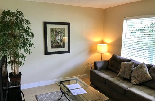 Croissant Park Apartment | Clean, bright centrally located