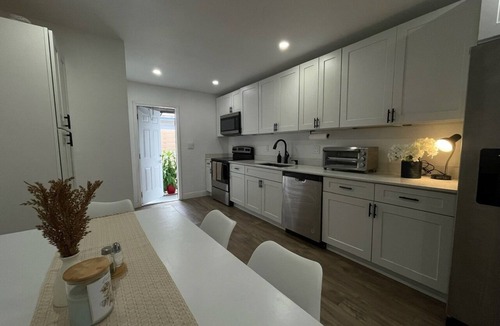 Melaleuca Gardens House | Clean, cozy and modern house, few minutes to the Airport, beaches and malls.