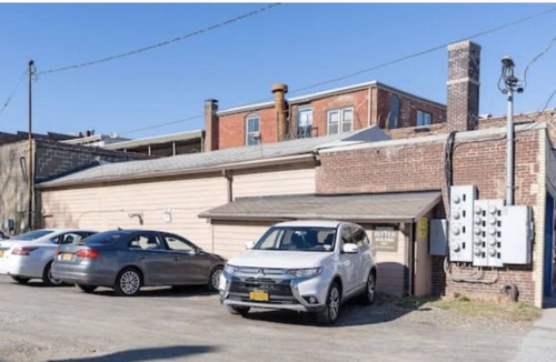 Beacon Apartment | Clean Cozy Getaway | On Main Street | Free Parking