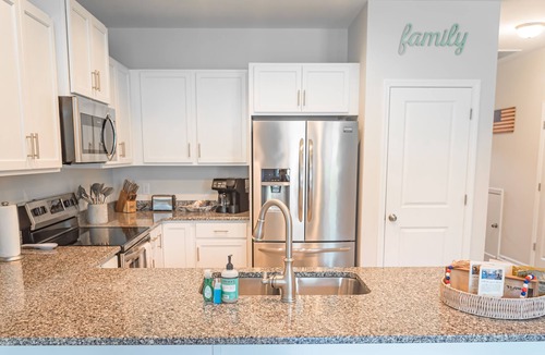 Hampstead House | Clean New Townhome: Comfort and Convenience Await!